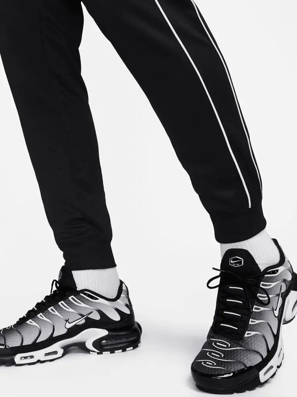 NIKE Pantalone Nike jogger in acetato nero con profili e swoosh